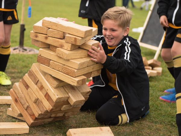 Hundreds swap skills, stuff or just a smile at the Hardie Park Fair